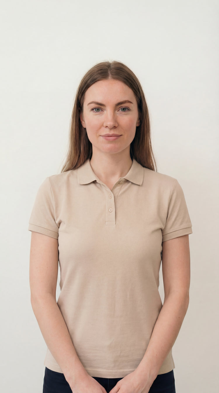 Réceptionniste professionnel assistant un client à l&