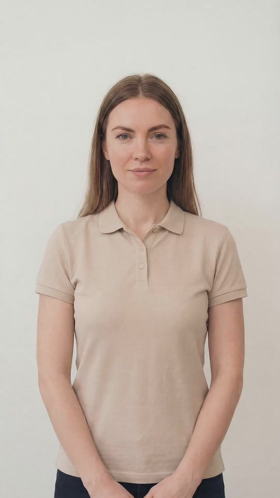 Réceptionniste professionnel assistant un client à l&